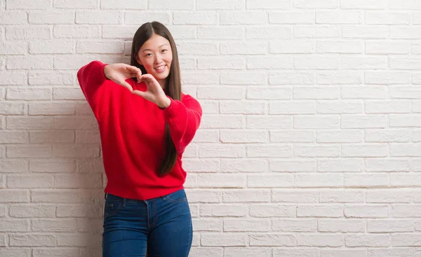 Jonge Chinese Vrouw Bakstenen Muur Glimlachend Liefde Met Hartsymbool Vorm — Stockfoto