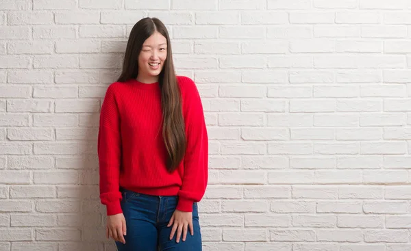 Jeune Femme Chinoise Sur Mur Briques Clin Oeil Regardant Caméra — Photo