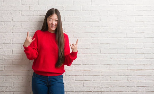 Νεαρή Κινέζα Πάνω Τούβλο Τοίχο Φωνάζοντας Τρελό Έκφραση Κάνει Σύμβολο — Φωτογραφία Αρχείου