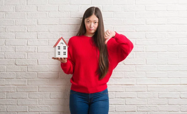 Jeune Agent Immobilier Chinois Femme Sur Mur Briques Tenant Maison — Photo