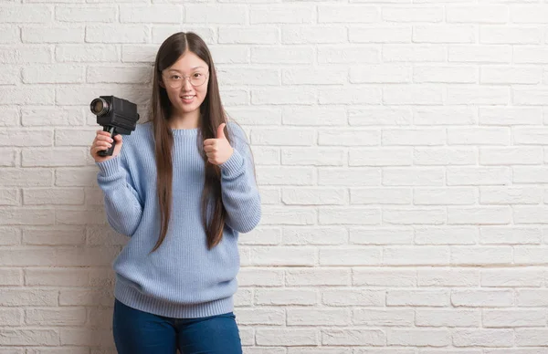 Junge Chinesin Filmt Halten Videokamera Glücklich Mit Großem Lächeln Tun — Stockfoto