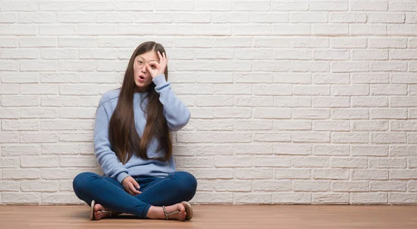 Joven Mujer China Sentada Suelo Sobre Pared Ladrillo Haciendo Gesto —  Fotos de Stock