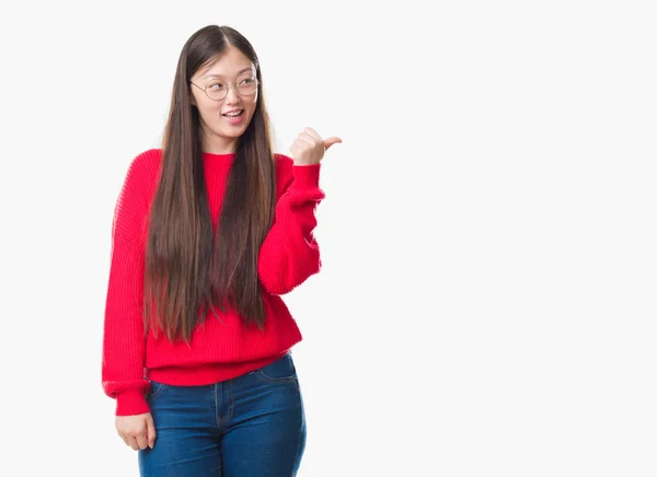 若い中国の女性を分離眼鏡を探していると親指側に上向きの幸せそうな顔を浮かべて背景 — ストック写真