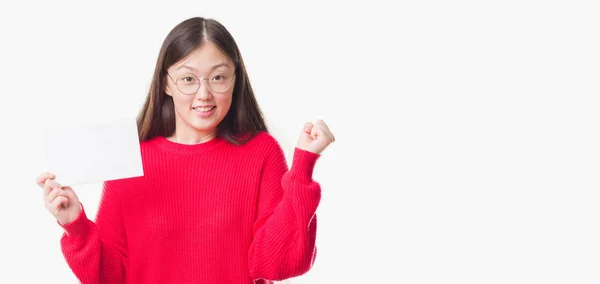 Unga Kinesiska Kvinnan Över Isolerade Bakgrund Håller Tomt Kort Skrek — Stockfoto