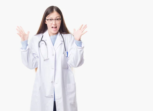 Joven Doctora China Sobre Fondo Aislado Celebrando Loca Sorprendida Por —  Fotos de Stock