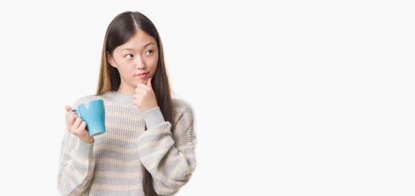 Young Chinese Woman Isolated Background Driking Cup Coffee Serious Face — Stock Photo, Image