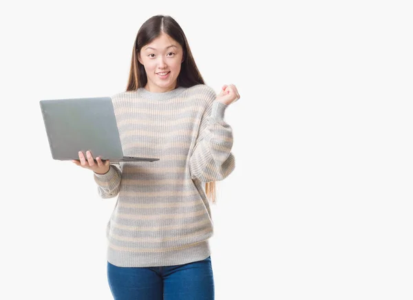 Joven Mujer China Sobre Fondo Aislado Usando Computadora Portátil Gritando —  Fotos de Stock