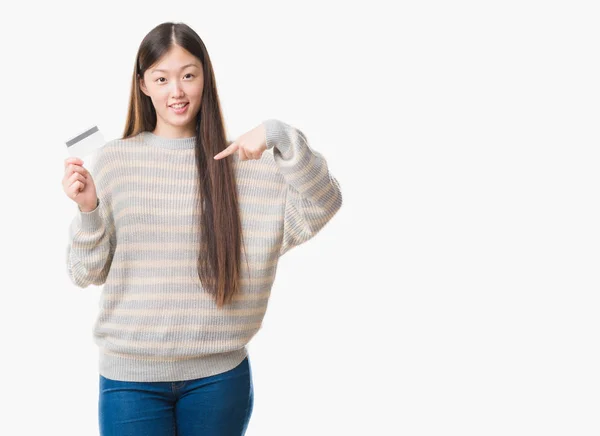 Junge Chinesin Mit Isoliertem Hintergrund Hält Kreditkarte Mit Überraschendem Gesicht — Stockfoto