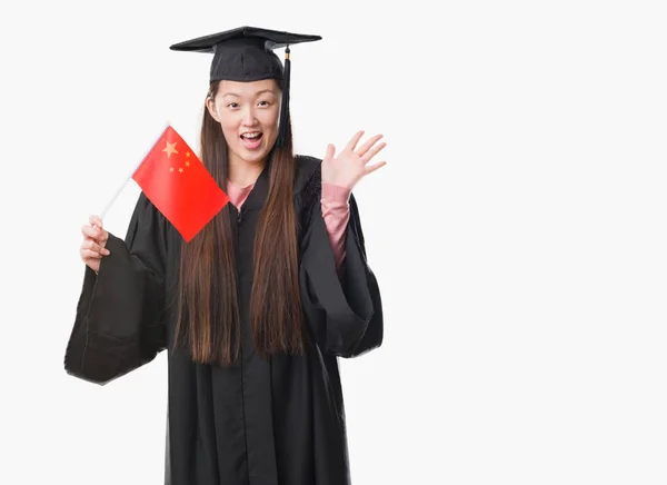 Joven Mujer China Con Uniforme Graduado Sosteniendo Bandera China Muy —  Fotos de Stock