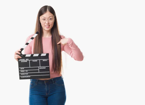 Giovane Donna Cinese Sfondo Isolato Tenendo Applauso Con Faccia Sorpresa — Foto Stock