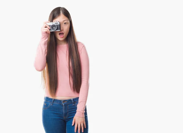 Junge Chinesin Vor Isoliertem Hintergrund Fotografiert Mit Vintage Kamera Erschrocken — Stockfoto