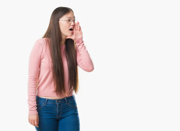 Young Chinese Woman Isolated Background Wearing Glasses Shouting Screaming Loud — Stock Photo, Image