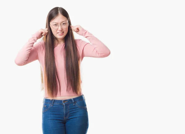 Young Chinese Woman Isolated Background Wearing Glasses Covering Ears Fingers — Stock Photo, Image