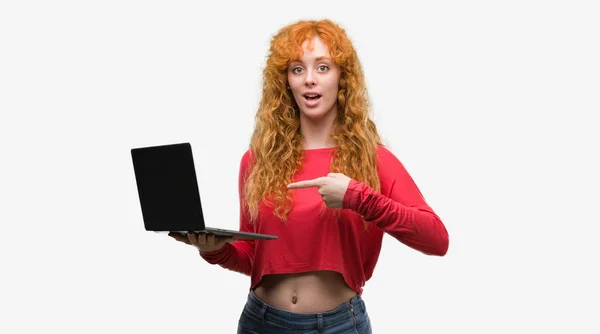 Jeune Rousse Femme Utilisant Ordinateur Portable Très Heureux Pointage Avec — Photo