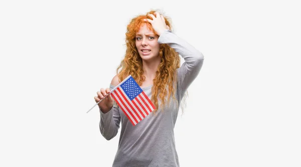 Mujer Pelirroja Joven Sosteniendo Bandera Los Estados Unidos América Estresada —  Fotos de Stock