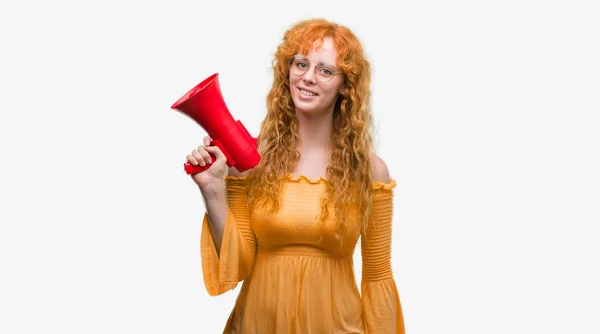 Jovem Ruiva Segurando Megafone Com Rosto Feliz Sorrindo Com Sorriso — Fotografia de Stock