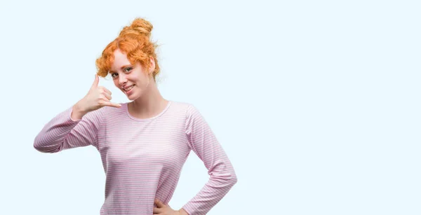 年轻的红发女人用手和手指微笑着做电话手势 就像在电话里聊天一样 沟通理念 — 图库照片