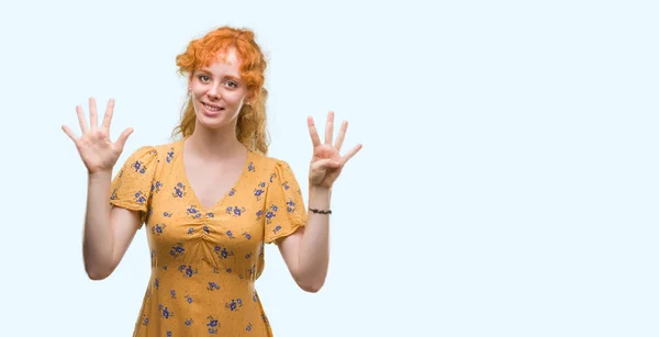 Молодая Рыжая Женщина Показывается Показывает Пальцами Номер Девять Улыбаясь Уверенно — стоковое фото