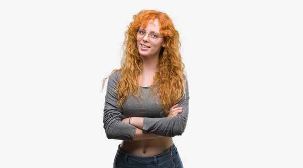 Genç Redhead Mutlu Yüz Ile Gülümseyen Kadın Silah Kameraya Bakarak — Stok fotoğraf