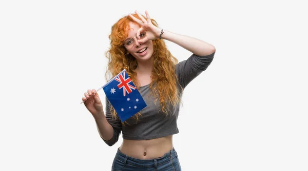 Unga Rödhårig Kvinna Med Flagga Australien Med Glada Ansikte Leende — Stockfoto