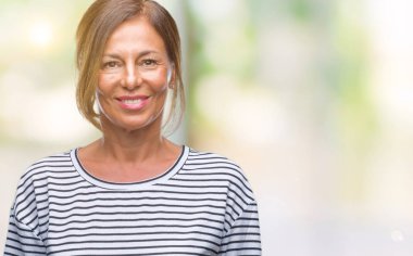 Orta yaş izole arka plan ile bir mutlu ve serin üzerinden İspanyol kadın kıdemli yüzündeki gülümseme. Şanslı kişi.