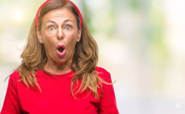 Orta yaş üst düzey İspanyol kadın izole arka plan korkuyor ve sürpriz ifade ile şok yüzünden korku ve yüz heyecanlı.