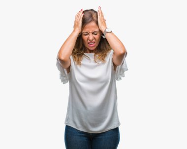 İspanyol kadın kıdemli orta yaş çünkü umutsuz ve stresli baş ağrısı acı izole arka plan üzerinde ağrı ve migren. Ellerini kafasına.