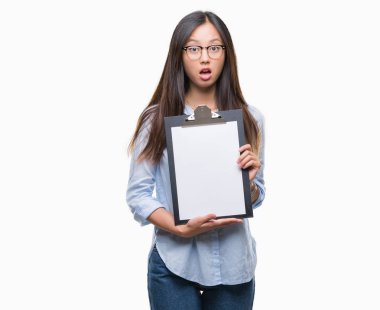 Pano tutan genç Asya iş kadın arka plan bir sürpriz yüz, korkuyor ve heyecanlı korku ifadesi ile şok korkmuş izole