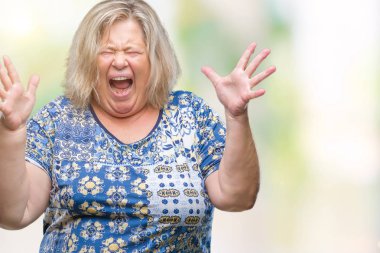 Kıdemli artı beyaz kadın üzerinde arka plan çılgın kutlama izole ve silah ile başarı için hayran boyutu büyüdü ve heyecanlı çığlık gözleri açık. Kazanan kavramı