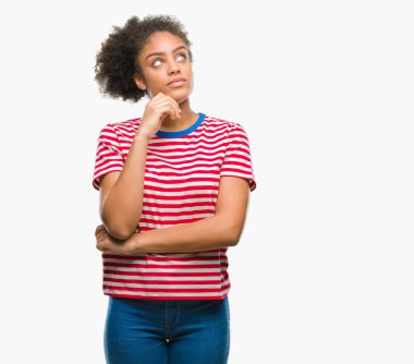 Çene düşünme hakkında soru, dalgın ifade üzerine el ile izole arka plan üzerinde genç afro Amerikalı kadın. Düşünceli yüzüyle gülümsüyor. Şüphe kavramı.