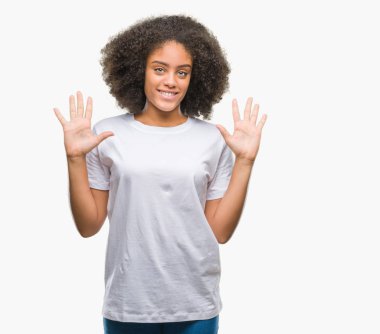 Gösterilen ve parmakları ile işaret izole arka plan üzerinde genç afro Amerikalı kadın kendinden emin ve mutlu gülümseyerek süre on numara.