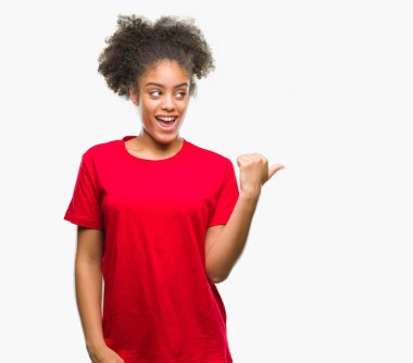 Genç afro Amerikalı kadın arıyorum ve başparmak yanında yukarıyı mutlu yüz ile gülümseyen izole arka plan üzerinde.
