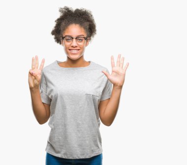Genç afro Amerikalı kadın gözlük gösterilen ve parmakları ile işaret izole arka plan üzerinde kendinden emin ve mutlu gülümseyerek süre sekiz numara.