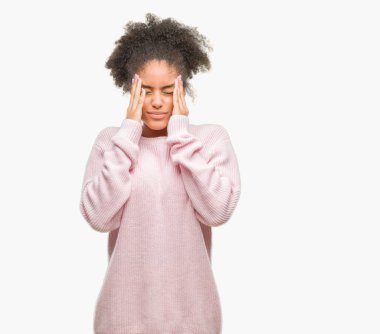Üzerinde kış kazak giyen genç afro Amerikan kadın izole arka plan baş baş ağrısı için el ile çünkü stres. Migren muzdarip.