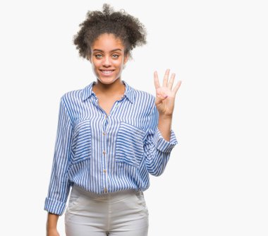 Genç afro Amerikan kadın gösterilen ve parmakları ile işaret izole arka plan yüzünden kendinden emin ve mutlu gülümseyerek süre dört numara.