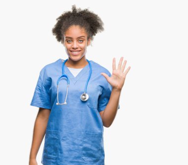 Genç afro Amerikalı doktor kadın gösterilen ve parmakları ile işaret izole arka plan yüzünden kendinden emin ve mutlu gülümseyerek süre beş numara.