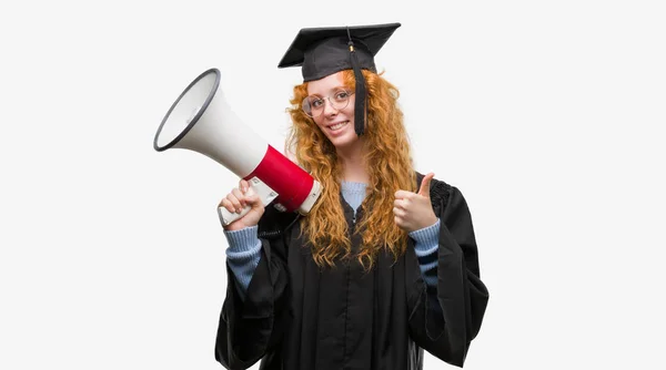 Joven Estudiante Pelirroja Vistiendo Uniforme Graduado Sosteniendo Megáfono Feliz Con —  Fotos de Stock