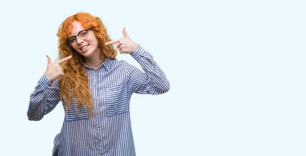 年轻的红发商务女人微笑着自信地显示和指着手指的牙齿和嘴巴 健康理念 — 图库照片