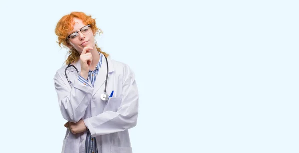 Mulher Ruiva Jovem Vestindo Uniforme Médico Olhando Confiante Para Câmera — Fotografia de Stock