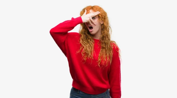 Giovane Donna Rossa Che Indossa Maglione Rosso Sbirciare Shock Che — Foto Stock