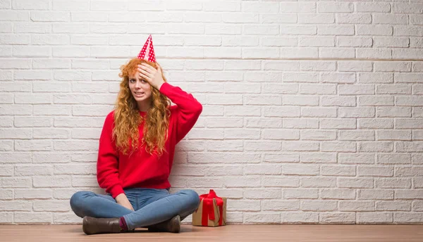 Jonge Roodharige Vrouw Zitten Bakstenen Muur Draagt Verjaardag Hoed Benadrukt — Stockfoto