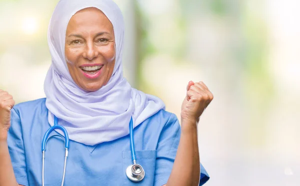 Старшая Арабская Медсестра Средних Лет Носила Хиджаб Изолированном Фоне Радуясь — стоковое фото