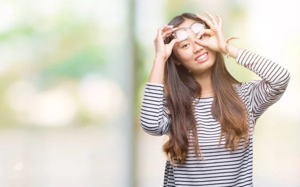 Junge Asiatische Frau Mit Brille Über Isoliertem Hintergrund Tut Geste — Stockfoto