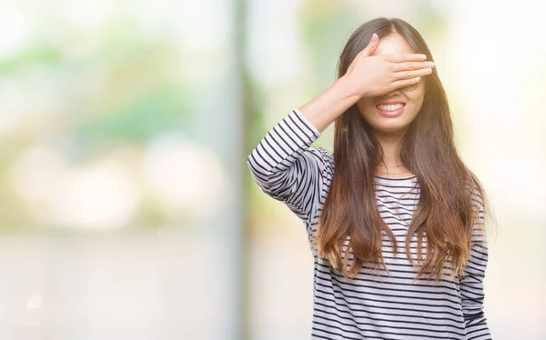 Genç Asyalı Kadın Gülümsüyor Gözleri Için Sürpriz Kapsayan Yüz Ile — Stok fotoğraf