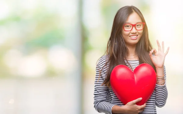 Giovane Donna Asiatica Innamorata Tenendo Letto Cuore Sfondo Isolato Facendo — Foto Stock