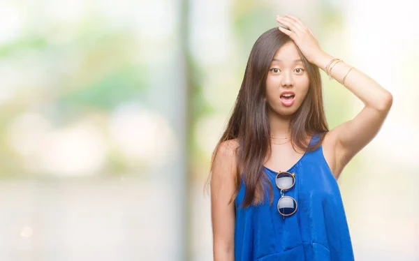 Joven Mujer Asiática Sobre Fondo Aislado Sorprendido Con Mano Cabeza —  Fotos de Stock