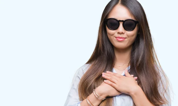 Young Asian Woman Wearing Sunglasses Isolated Background Smiling Hands Chest — Stock Photo, Image