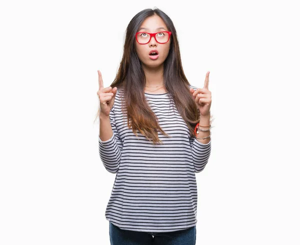 Młoda Kobieta Azjatyckich Okularach Białym Tle Zdumiony Zaskoczony Patrząc Górę — Zdjęcie stockowe