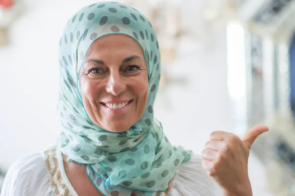 Średnim Wieku Brunetka Kobieta Arabian Noszenie Hidżabu Kolorowe Wskazując Wyświetlono — Zdjęcie stockowe