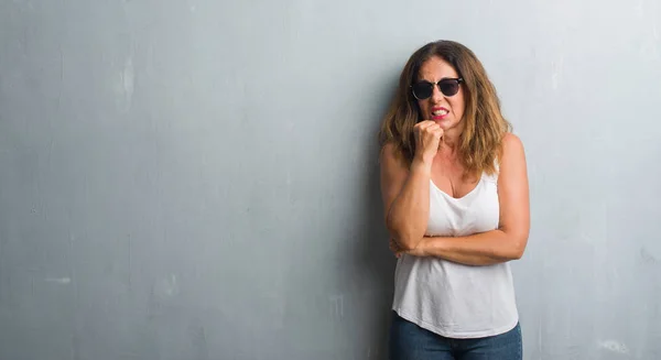 Donna Ispanica Mezza Età Sopra Una Parete Grigia Che Indossa — Foto Stock